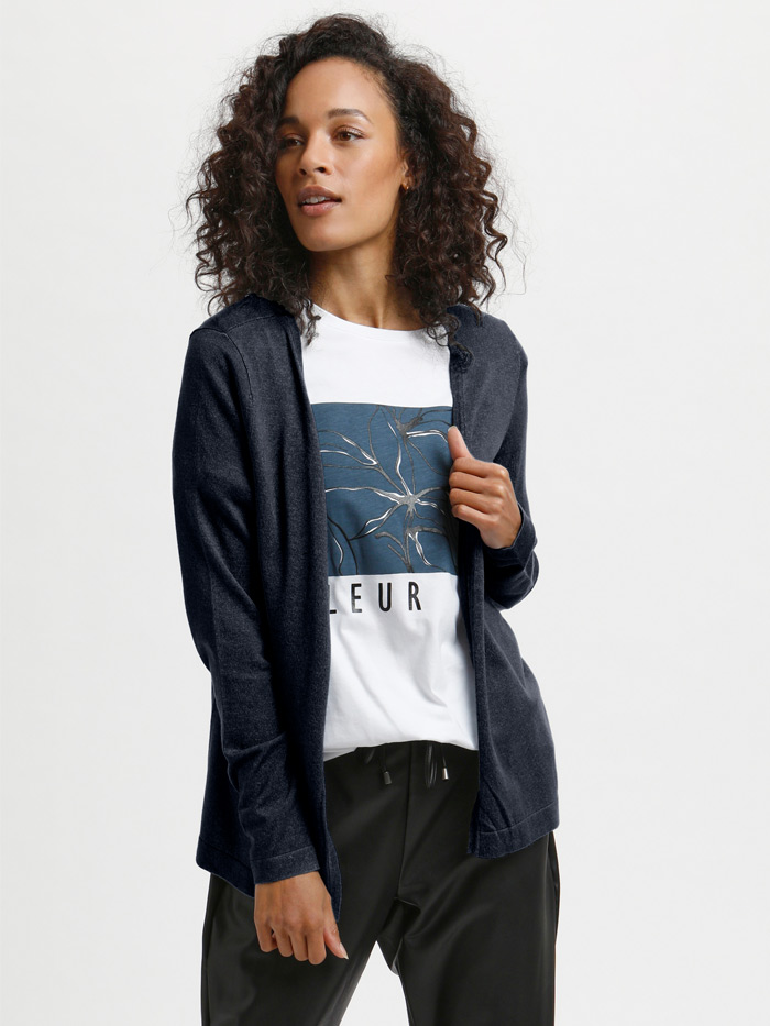 Marinblå cardigan från Kaffe, öppen modell med långa ärmar, stylad med vit t-shirt.